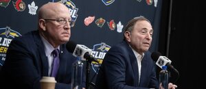 Šéf NHL Gary Bettman (vpravo) a jeho zástupce Bill Daly na tiskové konference ve Švédsku.