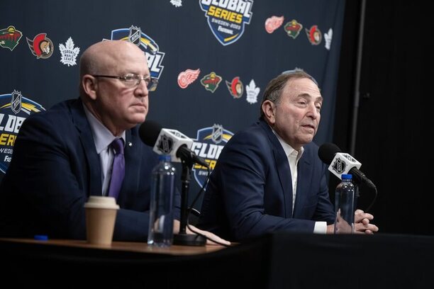 Šéf NHL Gary Bettman (vpravo) a jeho zástupce Bill Daly na tiskové konference ve Švédsku.