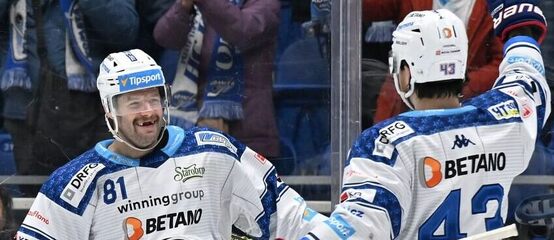 Hokejisté Komety Tomáš Vincour a Daniel Gazda, kteří se dostali do výběru 3 největších hvězd posledního týdne, se radují z gólu
