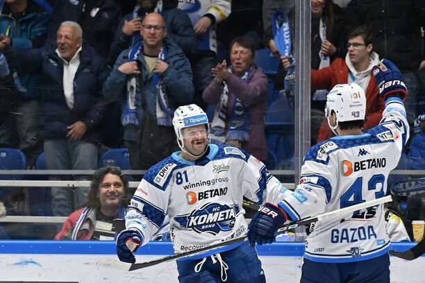 Hokejisté Komety Tomáš Vincour a Daniel Gazda, kterří se dostali do výběru 3 největších hvězd posledního týdne, se radují z gólu