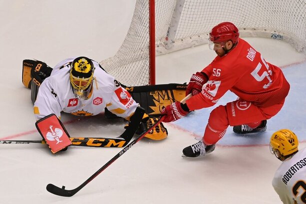 Brankář Skelleftea Gustaf Lindvall a útočík Třince Marko Daňo v osmifinále play off Ligy mistrů v hokeji 2023-24