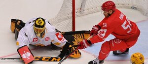 Brankář Skelleftea Gustaf Lindvall a útočík Třince Marko Daňo v osmifinále play off Ligy mistrů v hokeji 2023-24 Brankář Skelleftea Gustaf Lindvall a útočík Třince Marko Daňo v osmifinále play off Ligy mistrů v hokeji 2023-24
