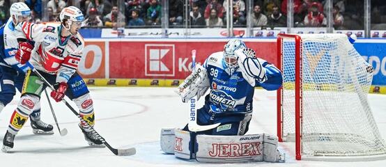 Střelec Pardubic Lukáš Sedák z brankář Komety Brno Dominik Furch v utkání Tipsport extraligy ledního hokeje Střelec Pardubic Lukáš Sedák z brankář Komety Brno Dominik Furch v utkání Tipsport extraligy ledního hokeje