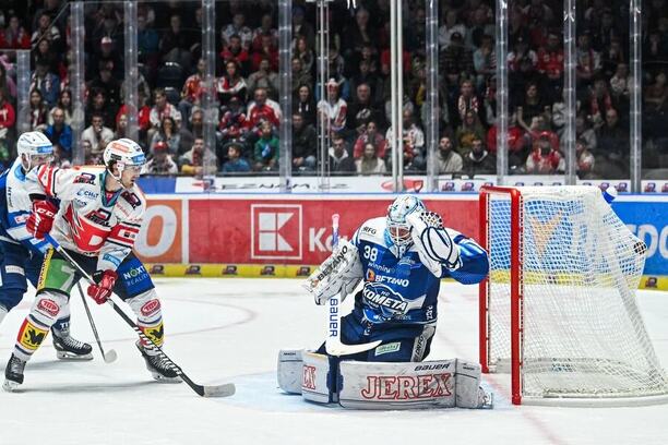 Střelec Pardubic Lukáš Sedák z brankář Komety Brno Dominik Furch v utkání Tipsport extraligy ledního hokeje