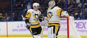 Kapitán Pittsburghu Sidney Crosby přijíždí gratulovat Tristanu Jarrymu ke vstřelenému gólu.