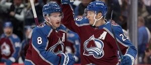 Cale Makar a Nathan MacKinnon z Colorada oslavují jeden ze svých gólů, v listopadu 2023 oba patřili ke statistickým lídrům NHL