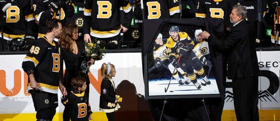 Český hokejista David Krejčí během ceremoniálu před tisícím zápasem v NHL v dresu Bostonu