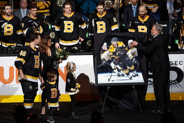 Český hokejista David Krejčí během ceremoniálu před tisícím zápasem v NHL v dresu Bostonu