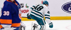 Tomáš Hertl se raduje ze třetího gólu do sítě Islanders, v NHL vstřelil už šestý hattrick