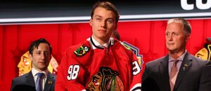 Hokejista Connor Bedard se poprvé obléká do dresu Chicago Blackhawks poté, co byl zvolen jedničkou draftu NHL 2023