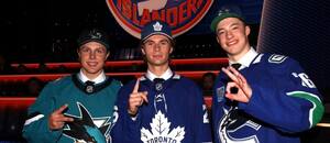 První tři hráči draftu NHL 2026: Zleva Ivar Stenberg, Gavin McKenna a Caleb Malhotra