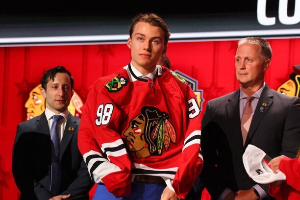 Hokejista Connor Bedard se poprvé obléká do dresu Chicago Blackhawks poté, co byl zvolen jedničkou draftu NHL 2023