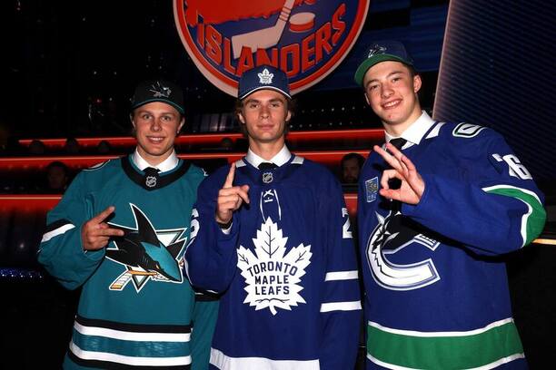 První tři hráči draftu NHL 2026: Zleva Ivar Stenberg, Gavin McKenna a Caleb Malhotra