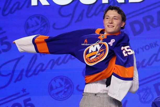 Obránce Matthew Schaefer se stal jedničkou draftu NHL za rok 2025