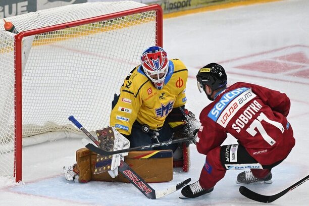 Brankář Dominik Hrachovina a útočník Vladimír Sobotka v prvním zápasu Sparta - České Budějovice v letošní hokejové extralize