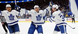 Kapitán Toronto Maple Leafs John Tavares oslavuje svůj tisící bod v základní části NHL