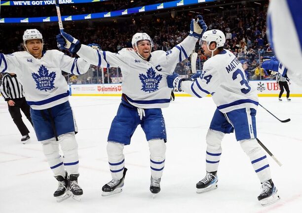 Kapitán Toronto Maple Leafs John Tavares oslavuje svůj tisící bod v základní části NHL