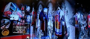Pohled na vitrýny v Síní slávy českého hokeje