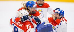 Česká hokejová reprezentace žen slaví zisk bronzových medailí z MS hokejistek, k nejlepším týmům patří i na EHT Ž