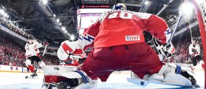 Útočník Kanady Dylan Guenther střílí na brankáře Česka Tomáše Suchánka ve finále Mistrovství světa juniorů v ledním hokeji 2023 Útočník Kanady Dylan Guenther střílí na brankáře Česka Tomáše Suchánka ve finále Mistrovství světa juniorů v ledním hokeji 2023