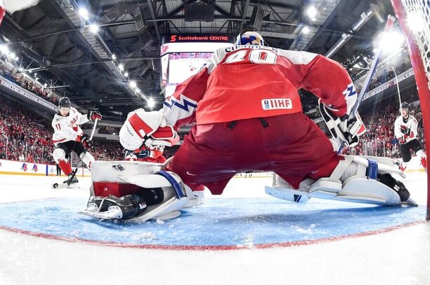 Útočník Kanady Dylan Guenther střílí na brankáře Česka Tomáše Suchánka ve finále Mistrovství světa juniorů v ledním hokeji 2023