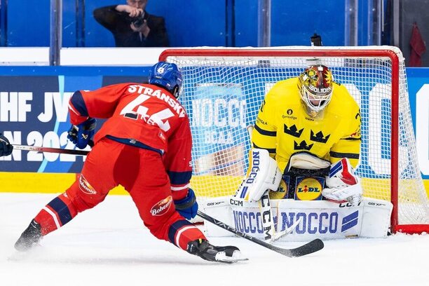 Švédský gólman likviduje pokus Matěje Stránského (zápas ČR vs. Švédsko na Karjala Cupu 2023)