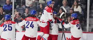 Čeští reprezentanti oslavují gól v zápase MS U20 v hokeji 2023 proti Švédsku