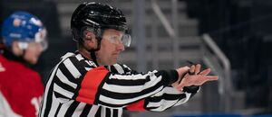 Rozhodčí IIHF Riku Brander dohlížel na dodržování pravidel během MS v hokeji U20 v Edmontonu