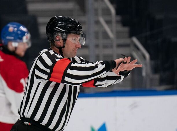Rozhodčí IIHF Riku Brander dohlížel na dodržování pravidel MS v hokeji U20 v Edmontonu