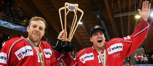 Hokejisté Kanady Kris Versteeg a Scottie Upshall se slavnou trofejí na Spengler Cupu 2019