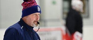 Trenér české hokejové reprezentace do 20 let Patrik Augusta na tréninku před MS juniorů Trenér české hokejové reprezentace do 20 let Patrik Augusta na tréninku před MS juniorů