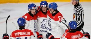 Čeští reprezentanti slaví jeden ze svých osmi gólů do sítě Norska na MS U20 v hokeji 2024