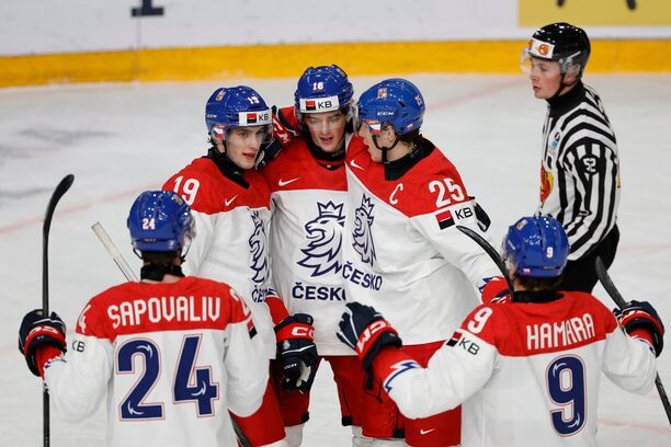Čeští reprezentanti slaví jeden ze svých osmi gólů do sítě Norska na MS U20 v hokeji 2024