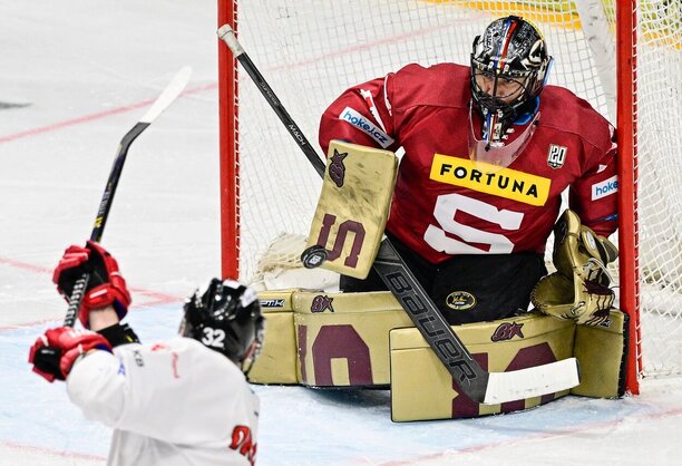 Brankář Sparty Jakub Kovář v 6. kole extraligy chytil nejen tuto střelu Jakuba Orsavy, ale i všechny další pokusy Olomouce