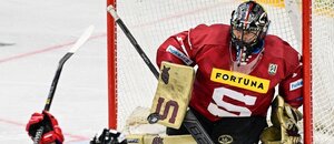 Brankář Sparty Jakub Kovář v 6. kole extraligy chytil nejen tuto střelu Jakuba Orsavy, ale i všechny další pokusy Olomouce Brankář Sparty Jakub Kovář v 6. kole extraligy chytil nejen tuto střelu Jakuba Orsavy, ale i všechny další pokusy Olomouce