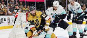 Mark Stone a Adam Larsson v souboji o puk, dnes se Seattle a Vegas utkají v NHL Winter Classic 2024