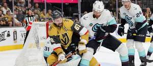 Mark Stone a Adam Larsson v souboji o puk, dnes se Seattle a Vegas utkají v NHL Winter Classic 2024 Mark Stone a Adam Larsson v souboji o puk, dnes se Seattle a Vegas utkají v NHL Winter Classic 2024