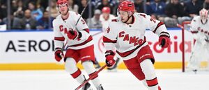 Útočník Caroliny Hurricanes Sebastian Aho je naší 1. hvězdou týdne. Útočník Caroliny Hurricanes Sebastian Aho je naší 1. hvězdou týdne.