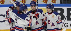 Hokejisté USA oslavují gól v zápase  MS juniorů 2024 proti Švýcarsku, dnes se Američané ve čtvrtfinále utkají s Lotyšskem