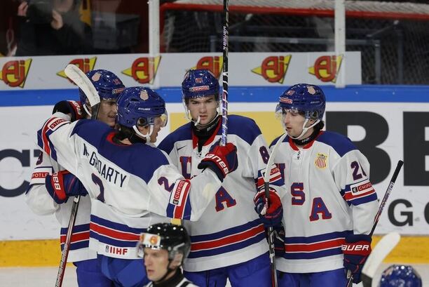 Hokejisté USA oslavují gól v zápase MS juniorů 2024 proti Švýcarsku, dnes se Američané ve čtvrtfinále utkají s Lotyšskem