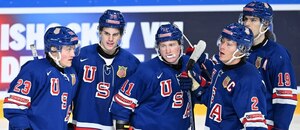Hokejisté USA oslavují jeden ze sedmi gólů ve čtvrtfinále proti Lotyšsku, v semifinále MS v hokeji U20 2024 je vyzve Finsko