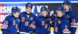 Hokejisté USA oslavují jeden ze sedmi gólů ve čtvrtfinále proti Lotyšsku, v semifinále MS v hokeji U20 2024 je vyzve Finsko Hokejisté USA oslavují jeden ze sedmi gólů ve čtvrtfinále proti Lotyšsku, v semifinále MS v hokeji U20 2024 je vyzve Finsko