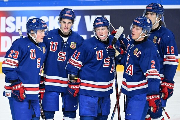 Hokejisté USA oslavují jeden ze sedmi gólů ve čtvrtfinále proti Lotyšsku, v semifinále MS v hokeji U20 2024 je vyzve Finsko