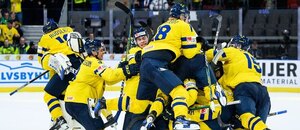 Švédský tým U20 se raduje z postupu do semifinále MSJ 2024 po výhře nad Švýcarskem