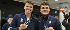 Čeští hokejisté Jakub Kos a Aleš Čech se stříbrnou medailí z MS juniorů U20 2023