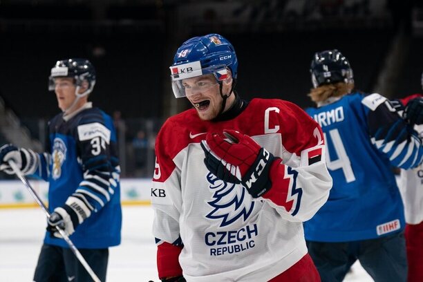 Kapitán české juniorské reprezentace Jan Myšák v zápase s Finskem na MS U20 v hokeji 2022 v Edmontonu