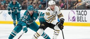 Tomáš Hertl pronásleduje Davida Pastrňáka při utkání San Jose proti Bostonu. Zahrají si na All-Star Game 2024 v jednom týmu?