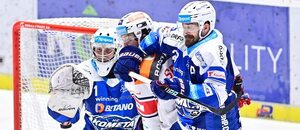 Brankář Komety Jan Kavan zasahuje proti pardubické střele. V předbrankovém prostoru Jan Ščotka (Kometa) a Lukáš Sedlák (Pardubice) Brankář Komety Jan Kavan zasahuje proti pardubické střele. V předbrankovém prostoru Jan Ščotka (Kometa) a Lukáš Sedlák (Pardubice)