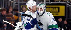 Útočník Vancouveru Canucks Elias Pettersson je naší 1. hvězdou týdne v NHL. Na snímku se raduje s brankářem Thatcherem Demkem.