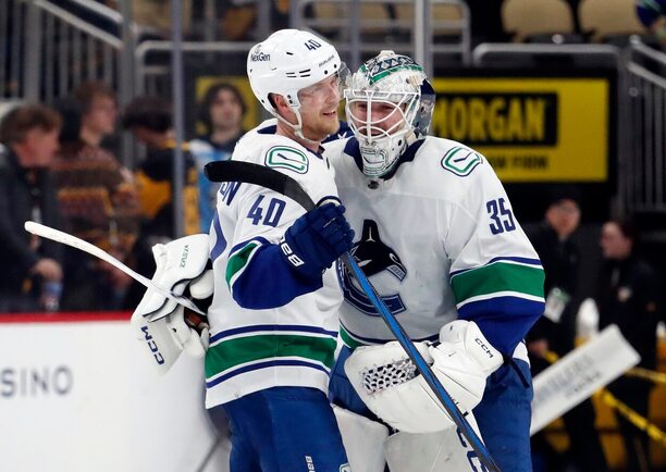 Útočník Vancouveru Canucks Elias Pettersson je naší 1. hvězdou týdne v NHL. Na snímku se raduje s brankářem Thatcherem Demkem.